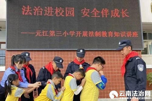 云南监狱警察送“法”进校园 守护“少年的你”